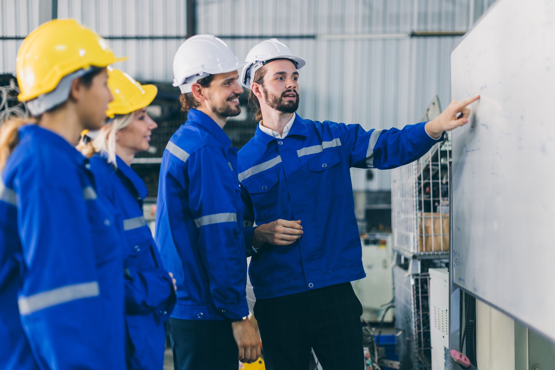 Réunion sur le plan des employés de l’équipe d’ingénieurs. Discussion sur le processus de planification du groupe de technicien en sécurité du personnel de l’usine avec tableau blanc présente le flux de travail.